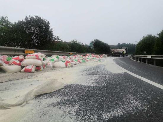 白花花的大米铺满了匝道 陈悦鹏 摄