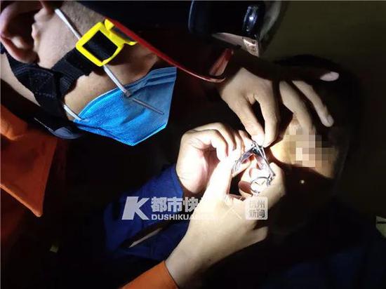消防为男子取鱼钩