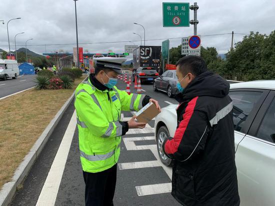 民警取药时的场景 台州高速交警支队三大队供图