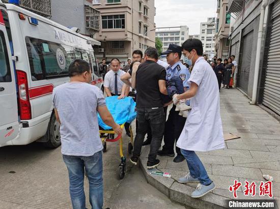  好心人将小女孩送医 季晨曦 摄