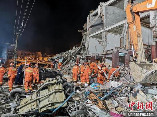 事故现场救援力量彻夜救援 范宇斌 摄