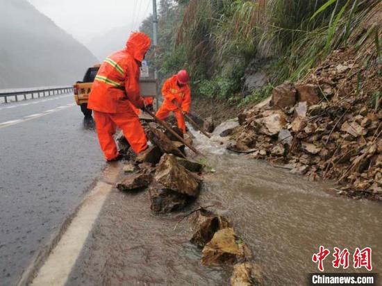 交通部门抢修道路。临安区委宣传部 供图