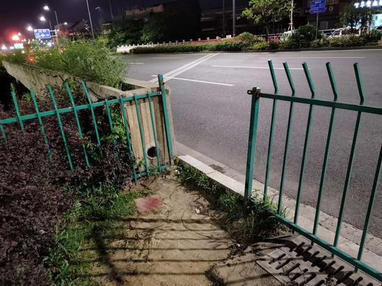 被破坏的道路塑钢隔离栏 德清公安提供
