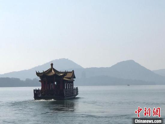 杭州西湖的游船。 江杨烨 摄