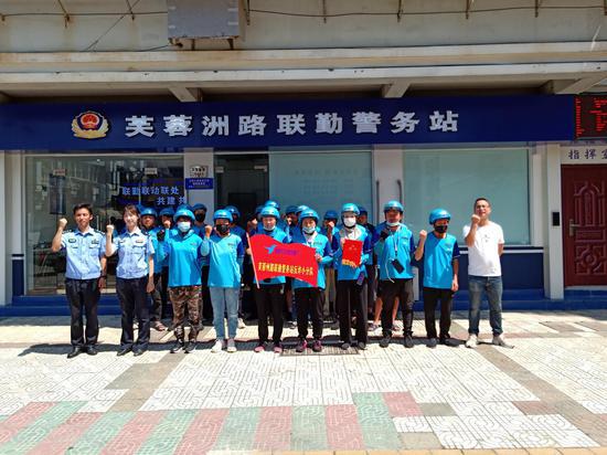 饿了么骑手团加盟联勤警务。杜恒达 摄