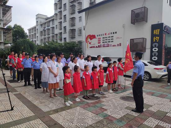 警务站吸纳更多群防群治力量。杜恒达 摄