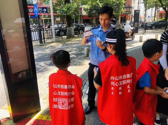 民警为小义警讲解相关知识。杜恒达 摄