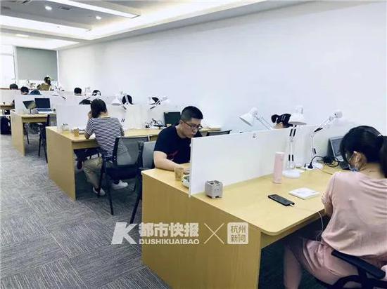 自习室“敞亮区” 记者 朱家豪 摄
