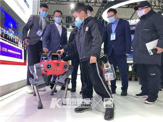 在未來生活節大受歡迎的四足機器人也來到了“互聯網之光”