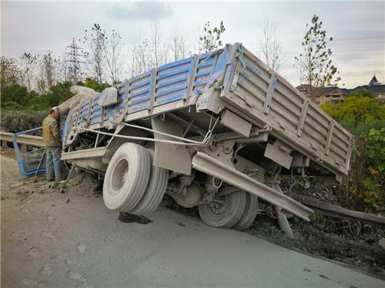 一輛浙A牌號滿載水泥的輕型自卸貨車在G92杭甬高速上翻車