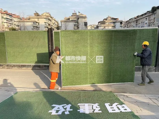 建国北路，工人们正在搭建围挡。