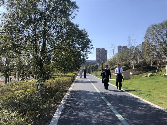 民众外出散步场景。林波 摄