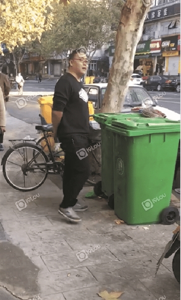 张店长在店外吆喝 网友“银色铳弹” 摄