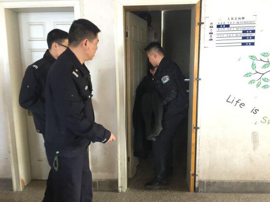 90后女子跳江轻生 浙江江山民警火速救人 警方提供