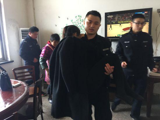90后女子跳江轻生 浙江江山民警火速救人 警方提供