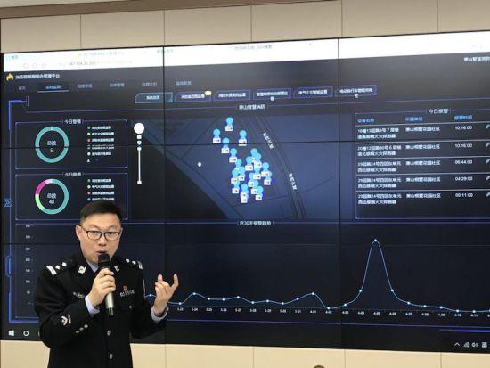 民警正在介绍智慧安防系统。 张斌 摄