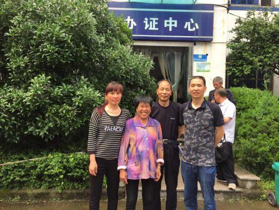 宋奶奶流浪半生终于能以一个“永康人”的身份回家了。 奚金燕 摄