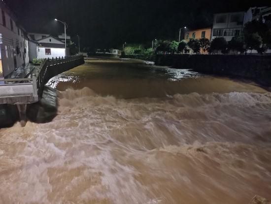 暴雨使得塔石境内河流水位猛涨 婺城宣传部提供