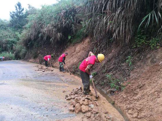 暴雨使得塔石境内多处山路塌方 婺城宣传部提供