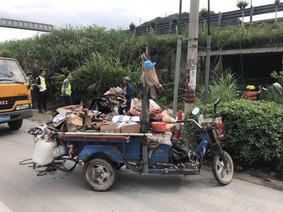 拾荒老人的“家当” 警方提供