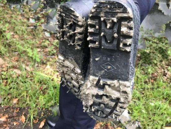 民警满是泥巴的鞋子。开发区公安分局供图