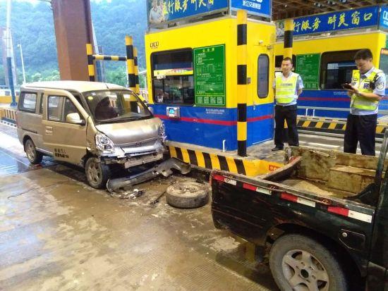 图为:车辆追尾事故现场。 朱春东 摄