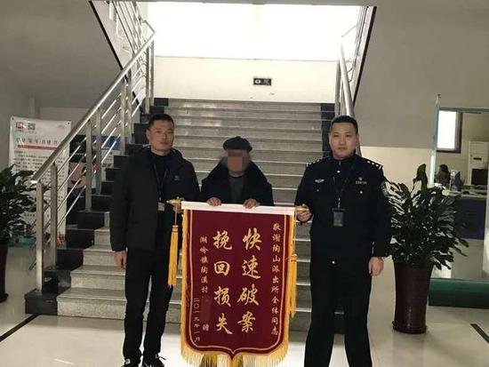 (老伯在今天送锦旗到派出所)