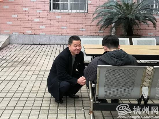 左伟蹲着身子消除小刘的“敌意”