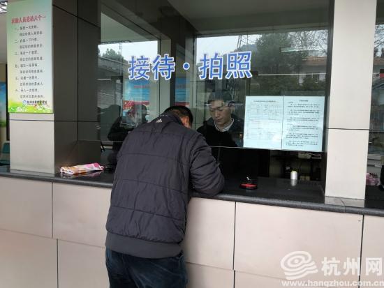 小刘父子办理接领离站手续