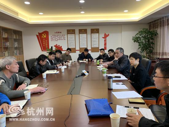 现场各有说法:维修资金不到位、维保单位不负责……