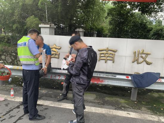 图为:接受高速交警处罚 台州高速交警供图