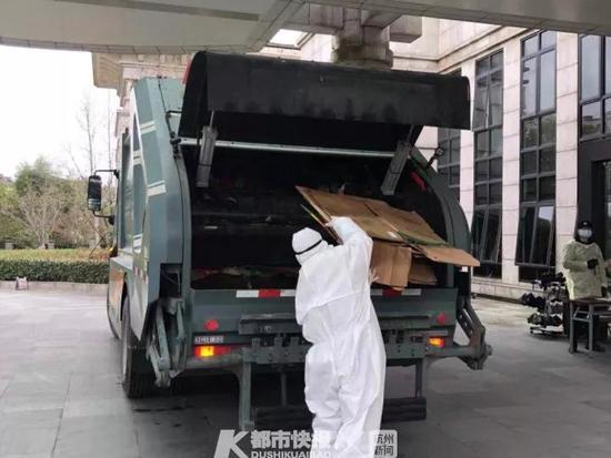 市委党校内垃圾清运中