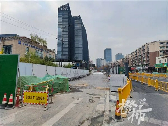 建国路上的施工工地  摄影 刘抗