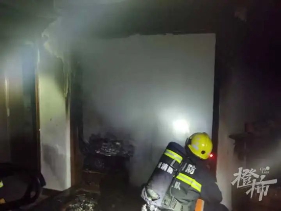 杭州一住户家中起火 消防赶到时男主人穿着裤衩正灭火
