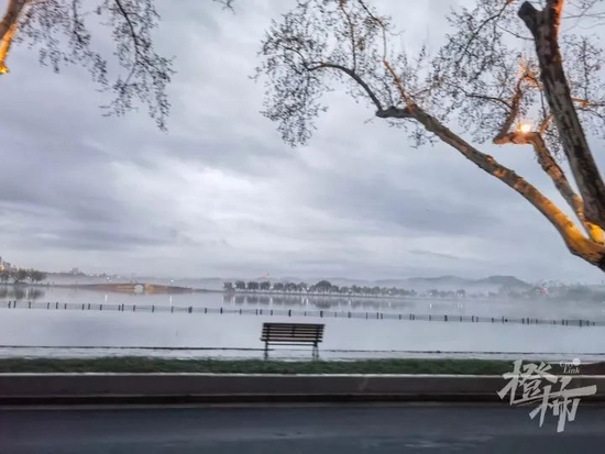 下雨后的西湖美成仙境 这则视频迅速成杭州热搜第一