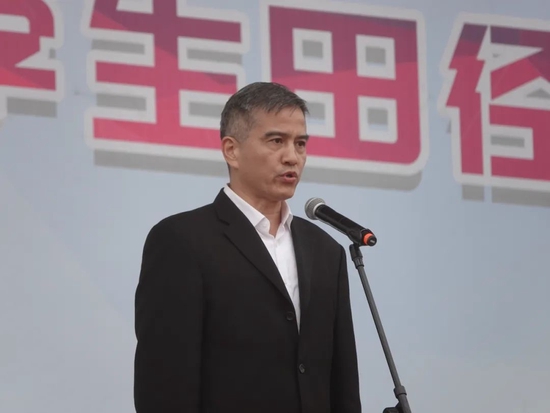 绍兴市政府副秘书长、绍兴市体育局党组书记、局长钱勇军宣布开幕
