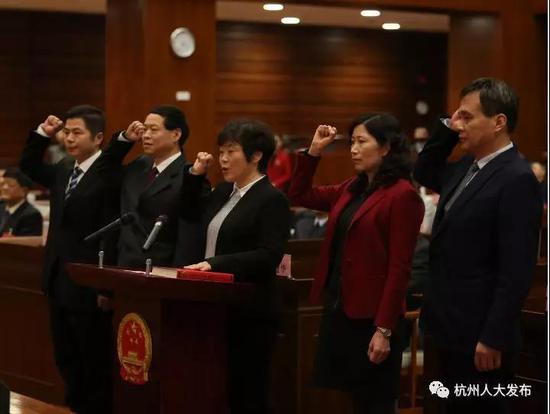 市人大常委会新任命人员进行宪法宣誓