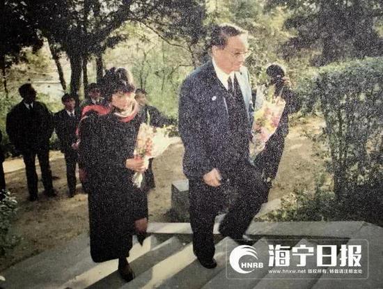 1992年12月3日,金庸与夫人林乐怡来到硖石西山凭吊表兄徐志摩。