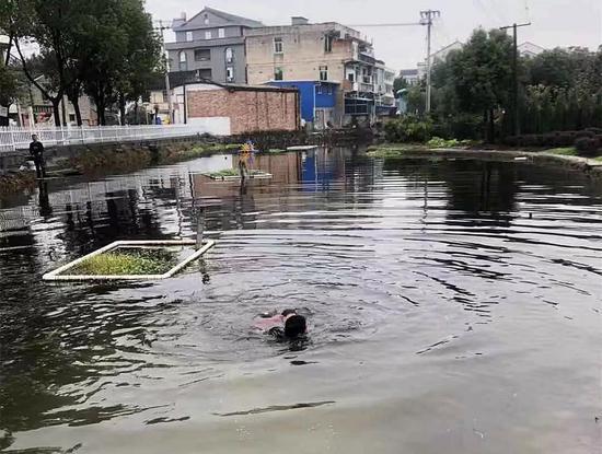 图为:潘再玉跳入湖中救落水女子 浙江路桥横街镇提供