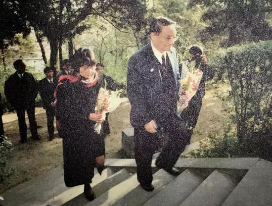 1992年12月3日,金庸与夫人林乐怡来到硖石西