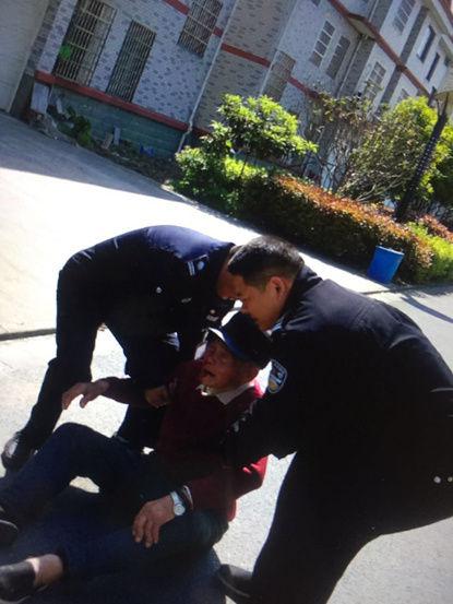 民警将老人搀扶 民警供图