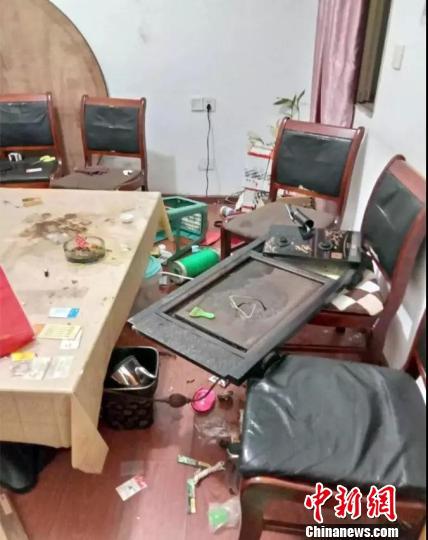 图为:旅馆茶几被鬣羚砸碎。三门县委宣传部提供