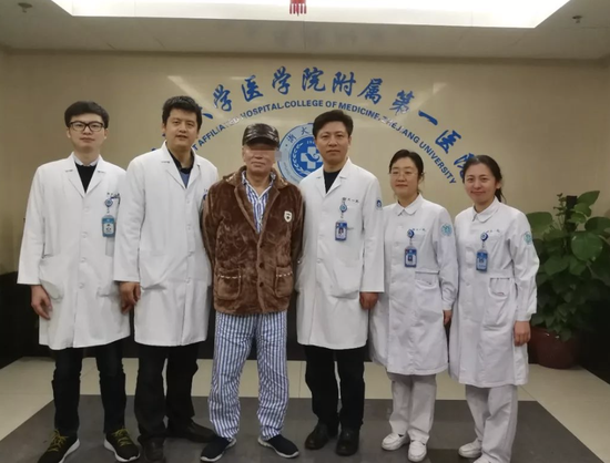 医生团队和俞某。 浙大一院 供图