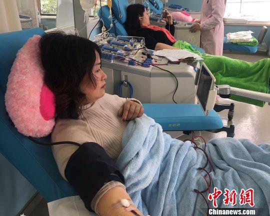 李丽芬在献血 陈虹 摄