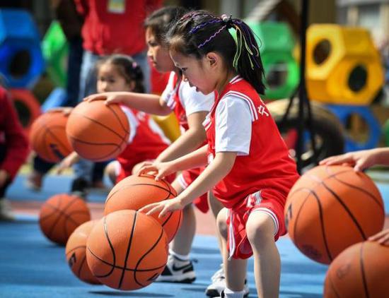 宁波一幼儿园的孩子个个是篮球高手 还会高难