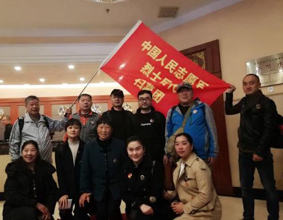 出发前,董耀强(后排右二)等浙江籍志愿军烈士后代扫墓团留影。受访人 供图