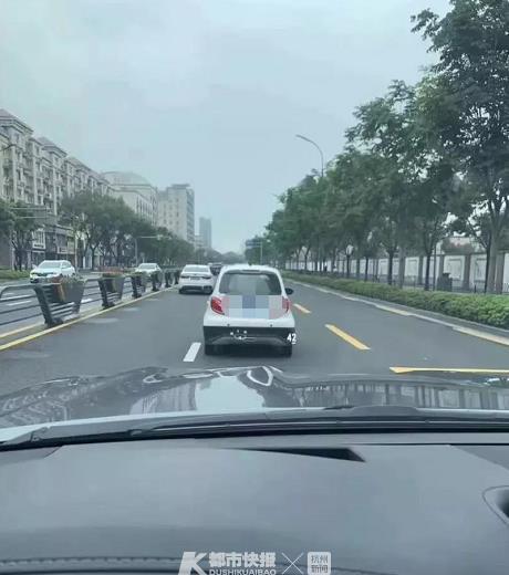 而这个开车的妈妈,则心无旁骛地在玩起手机。