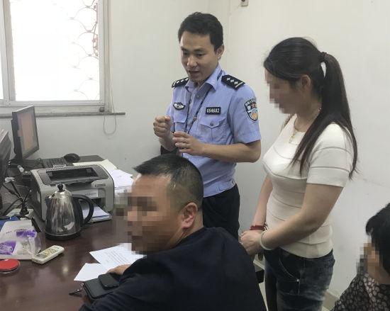 图为:民警与涉案人员做思想工。 南浔公安供图