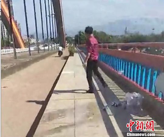小伙子正站在栏杆边上,脚边还放着两打啤酒。金华公安提供