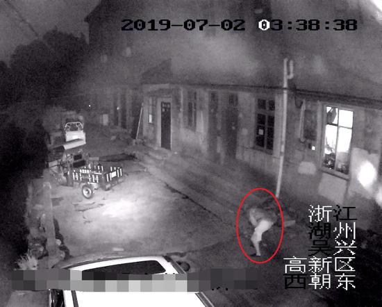 陈某捡起路边石块 警方提供